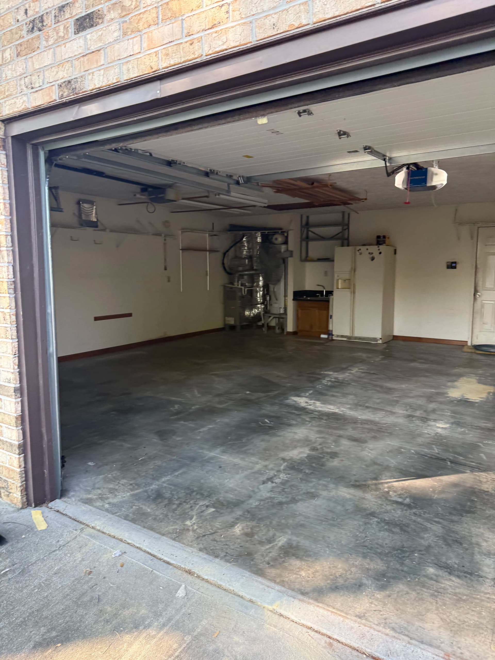 Gallery photos for Packed Garage Cleared Out Floor to Door: Image #3